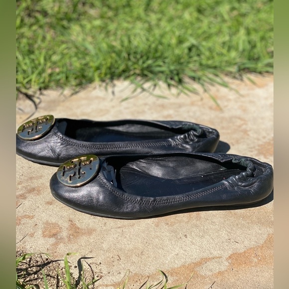 Tory Burch ballet flats with gold tone medallion on round toes size 8 - Picture 2 of 9